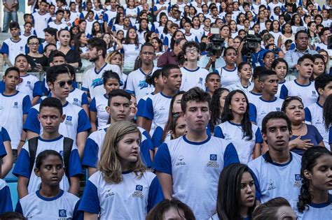 Midianews Novos Uniformes S O Entregues Para Escolas Estaduais