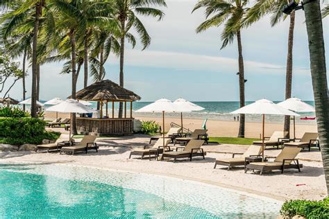 Chaise Piscines Ou Lits Et Parasols Autour De La Piscine Avec Fond De