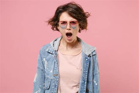 Impactada Jovencita De Brunette Irritada Con Gafas Casuales De Chaqueta