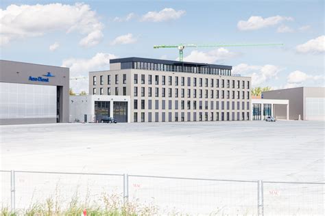 Neubau Eines B Rogeb Udes Mit Flughafen Empfangshalle Und