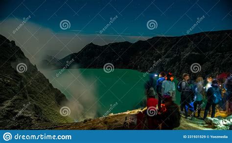 Ijen Crater Night View The Tourists Passing By Watching The Phenomenon