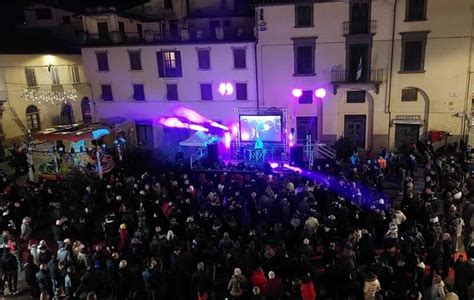 Notte Di San Silvestro In Piazza A Montevarchi Tra Musica E Giochi