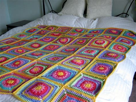 Tutti Frutti Daisy Granny Squares 2 Crochet Bedspread Pattern