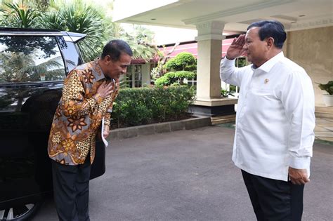 Ketika Dasi Andi Amran Dirapikan Prabowo Laman Fajar