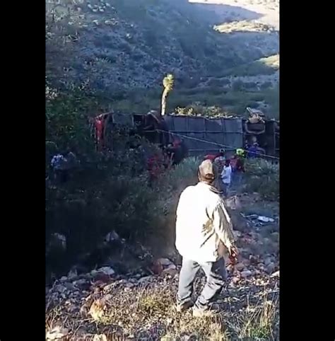 La Jornada 10 muertos y 18 heridos por volcadura de camión en SLP