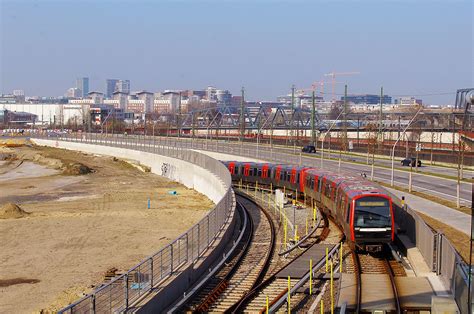 U Bahn Haltestelle und der S Bahn Bahnhof Haltepunkt Elbbrücken