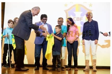 Menino Que Desenhou Pr Prio Lbum Da Copa Conhece Tite E Marta Portal