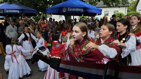 Foto Hrvatski Folklora I Uz Pratnju Tambura A Odu Evili Na Gradskom