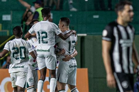 Goiás vira sobre o Botafogo e encerra sequência invicta do líder do