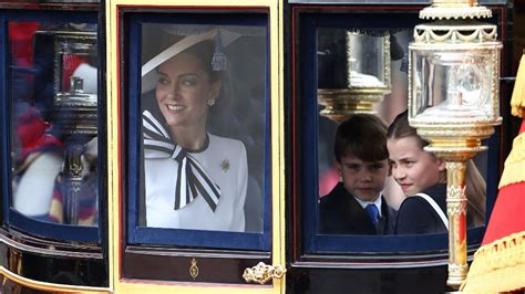 De blanco y sonriente Kate Middleton volvió a la escena pública tras