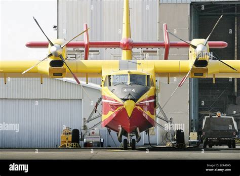 Un Bombardier Canadair Cl 415 Sur Sa Base Aérienne De Marignane Près