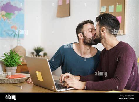 Ragazzi Gay Che Si Baciano Immagini E Fotografie Stock Ad Alta Risoluzione Alamy