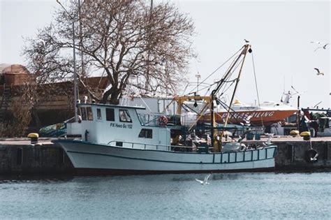 Barcos De Pesca Tradicionales A Lo Largo De La Costa En La Antigua