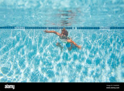 Enfant garçon nageant sous l eau dans la mer Enfants nageant dans la