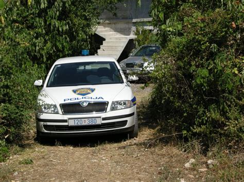 Policajac iz Imotskog sjeo u tuđi automobil odvezao se u susjedno