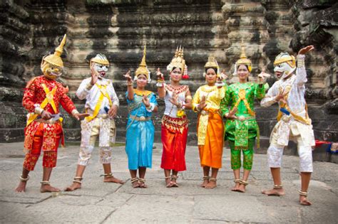 Orang Kamboja Dengan Gaun Nasional Berpose Untuk Turis Kamboja Foto