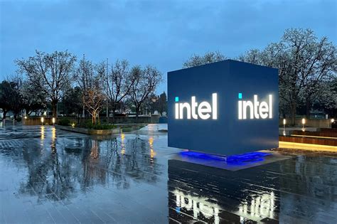 Intel Presents First 18A Panther Lake CPU To Lenovo CEO At Tech World