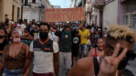 Abajo La Dictadura Los Cubanos Protestan Contra El Gobierno En La