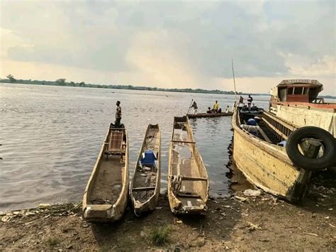 Kisangani Une Pirogue Motoris E Chavire Sur Le Fleuve Congo Quatre