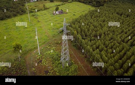 Vue aérienne des pylônes haute tension et des lignes électriques entre