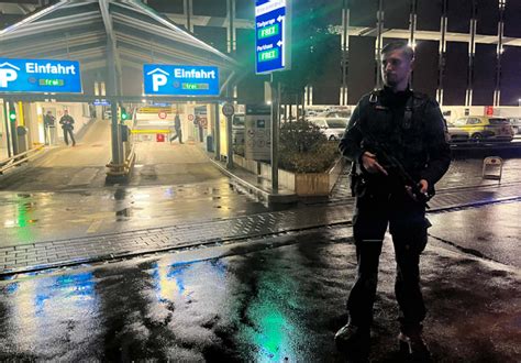 Mordversuch im Parkhaus Täter flieht Polizei warnt Bevölkerung