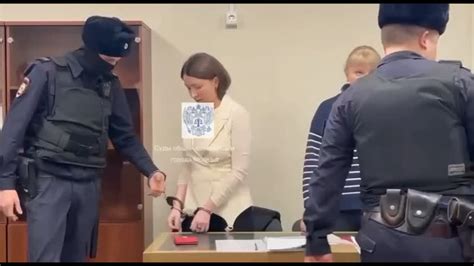 На блогера Елену Блиновскую надели наручники в зале суда перед ...