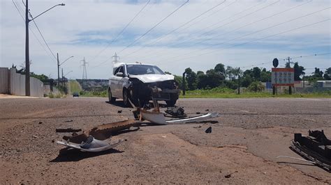 Táxi e Kia Cerato se envolvem em acidente de trânsito no Parque Verde