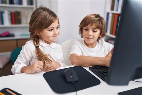 Estudiantes Hermanos Que Usan Computadoras Sentadas En La Mesa En El