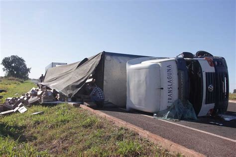 Pe A De Carreta Quebra E Ve Culo Tomba No Macroanel Rodovi Rio V Deo