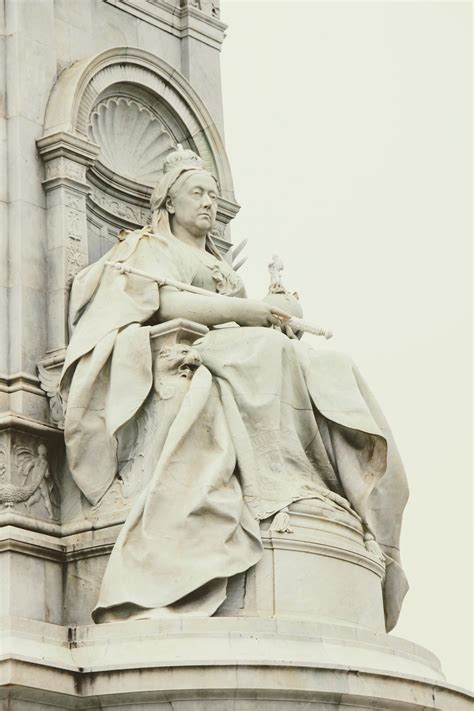 Stone sculpture of the queen in London, England free image download