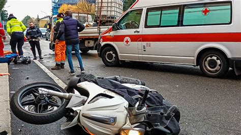 Varesina In Moto Contro Un Camion Giovane Veterinario In Gravissime