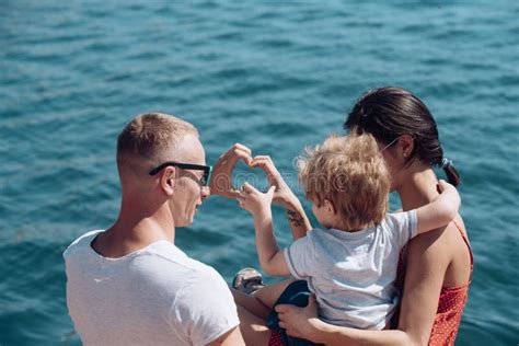 Mãe E Pai Filho Nadando Na Praia Do Mar Filho Pai E Mãe Viajar