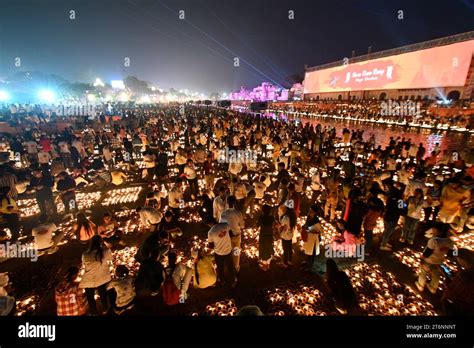 Ayodhya India November People Lighting Earthen Lamps At Ram Ki