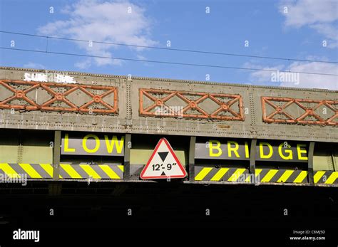 Bridge Height Sign Uk High Resolution Stock Photography And Images Alamy