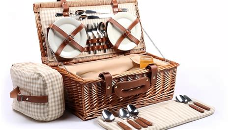 Premium Photo Insulated Willow Picnic Basket For Stylish Outdoor Dining