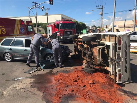 Homem Fica Ferido Ap S Carro Capotar Em Avenida De Ara Atuba S O Jos