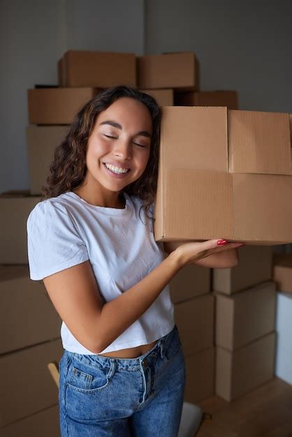 Mulher Feliz Desempacotando O Recipiente Em Casa Abrindo A Caixa De