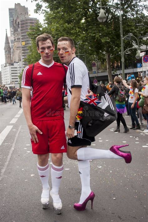 Pares Gay En Los Talones Vestidos Como Futbolistas Foto De Archivo