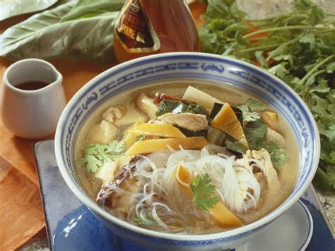 Scharfe asiatische Suppe mit Glasnudeln Fleisch und Gemüse Rezept