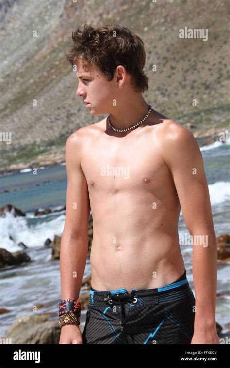 Modelo De Chico En La Playa Fotografía De Stock Alamy