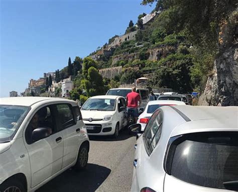 Stop A Vie Del Mare In Costiera Amalfitana Torna Il Traffico Estivo