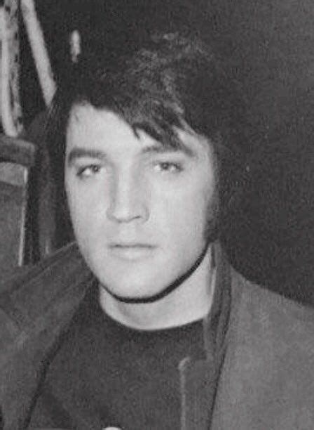 He Looks So Different Here Elvis Presley Hair Elvis Presley Photos Elvis Presley Priscilla