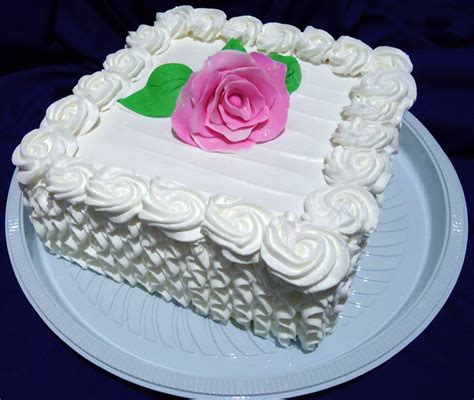 Bolo Branco Decorado Chantilly E Flor De Pasta Americana Bolos