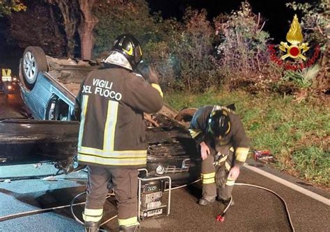 Scontro E Ribaltamento A Castelveccana Un Ferito Lieve