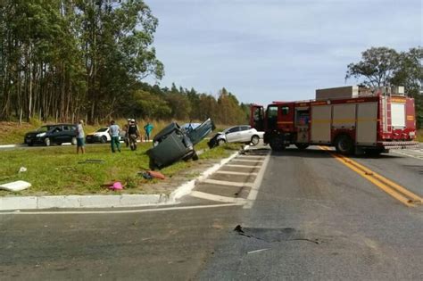 Acidente deixa três pessoas feridas na MG 050 em Formiga Centro Oeste