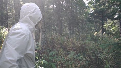 Hombre Con Un Machete En El Bosque Foto De Archivo Imagen De