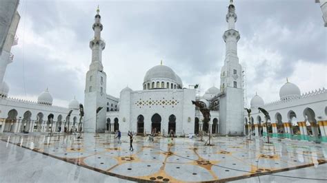 Megahnya Arsitektur Masjid Sheikh Zayed Solo