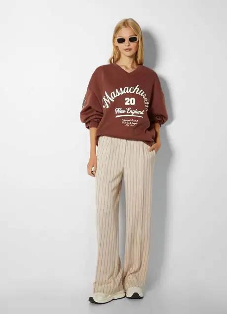 Las Sudaderas Varsity Son La Tendencia C Moda Que Rejuvenece Los Looks