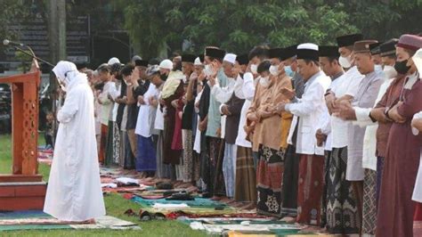 Surat Alfatihah Dibaca Setelah Atau Serentak Dengan Imam Sholat