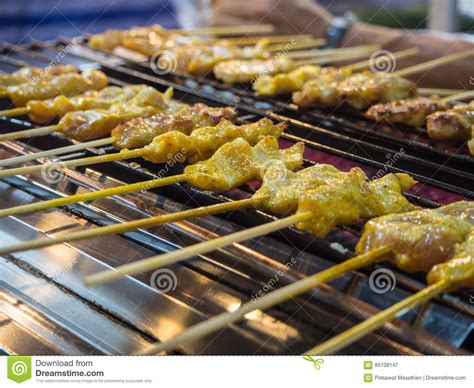 Cerdo Asado A La Parrilla Satay En Un Hotplate Imagen De Archivo